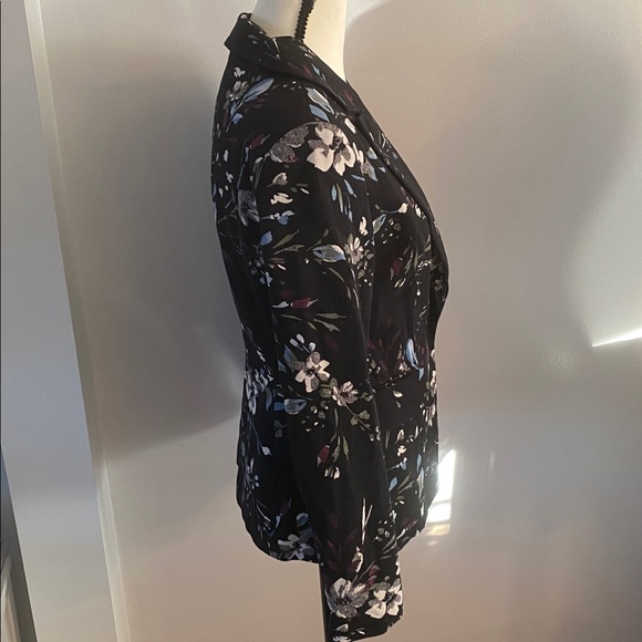 White House Black Market size 2 blazer/suit coat excellent condition - Picture 4 of 7